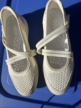 Golfstream Women’s Cross Strap Leather Golf Shoes. EUC looks like new. SZ: 7